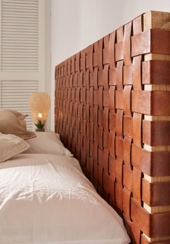 KAVE HOME Calixta sengegavl - brunt skinn og naturlig teak (for 150 cm senger)