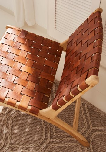 KAVE HOME Calixta lenestol, uten armlener - brunt hndvevd skinn og naturlig teak