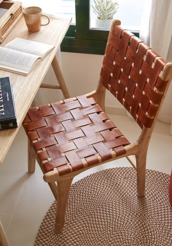 KAVE HOME Calixta spisebordstol - brunt skinn og naturlig teak