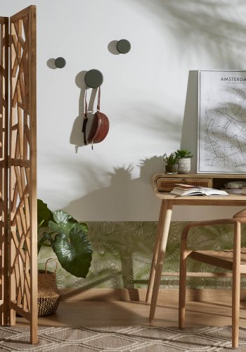 KAVE HOME Sett med 3 Nadua kleshengere i heltre med en naturlig grnn bkefinish.