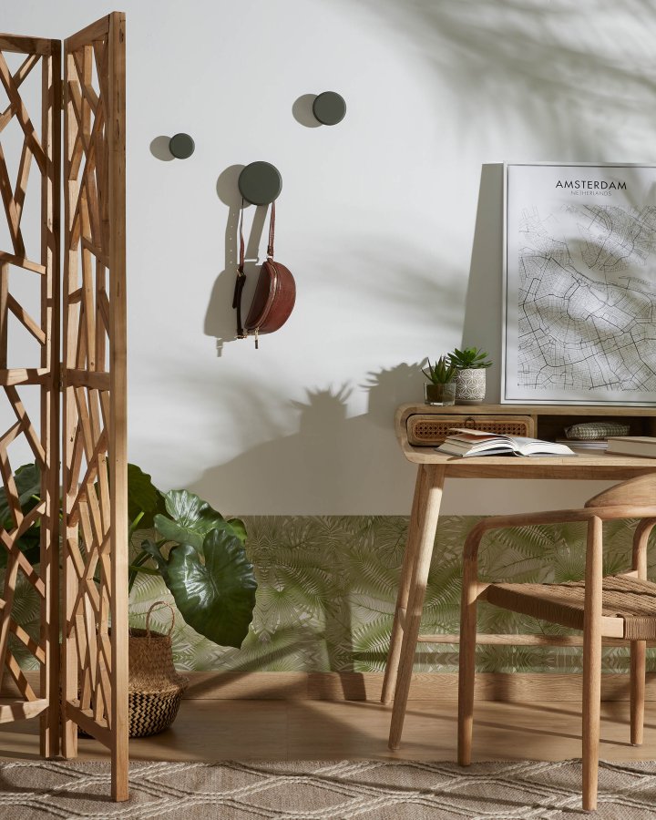 KAVE HOME Sett med 3 Nadua kleshengere i heltre med en naturlig grnn bkefinish.