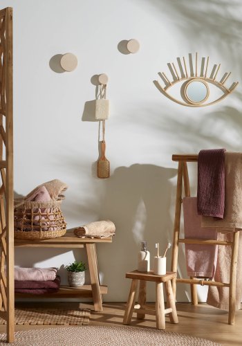 KAVE HOME Sett med 3 Nadua kleshengere i heltre med naturlig bkefinish.