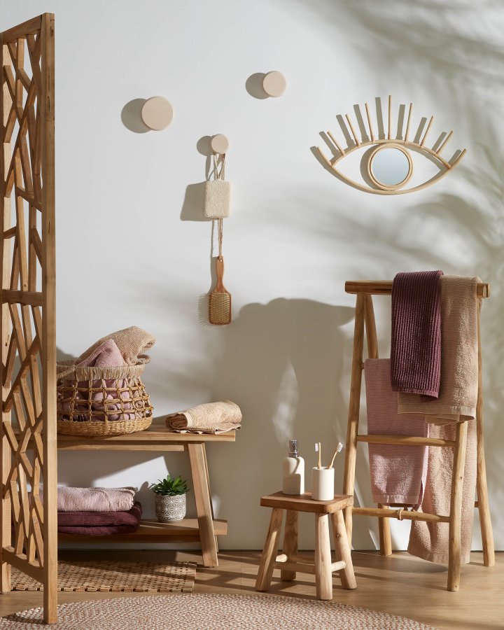 KAVE HOME Sett med 3 Nadua kleshengere i heltre med naturlig bkefinish.