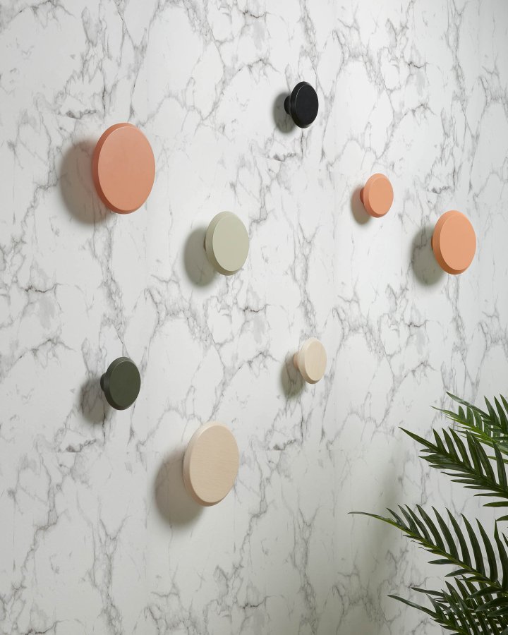 KAVE HOME Sett med 3 Nadua kleshengere i heltre med en naturlig grnn bkefinish.