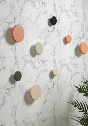 KAVE HOME Sett med 3 Nadua kleshengere i heltre med naturlig bkefinish.