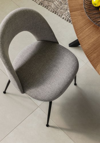 KAVE HOME Mahalia spisebordsstol, uten armlener - lysegrtt stoff og svart stl