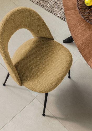 KAVE HOME Mahalia spisebordsstol, uten armlener - sennepsgult stoff og svart stl