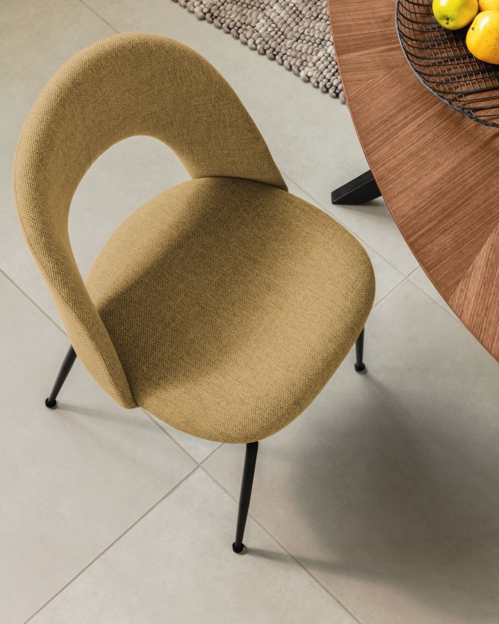 KAVE HOME Mahalia spisebordsstol, uten armlener - sennepsgult stoff og svart stl