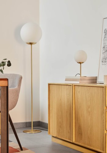 KAVE HOME Mahala bordlampe - hvitt glass og messingstl 