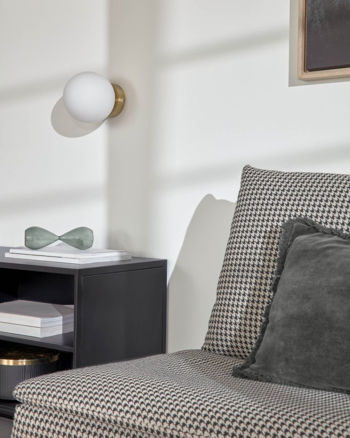 KAVE HOME Mahala vegglampe - hvitt glass og messingst�l