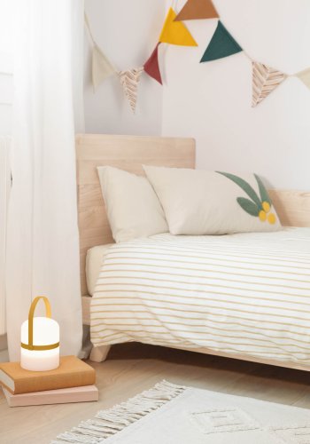 KAVE HOME Janvir oppladbar bordlampe - hvit plast og sennepsgul metall