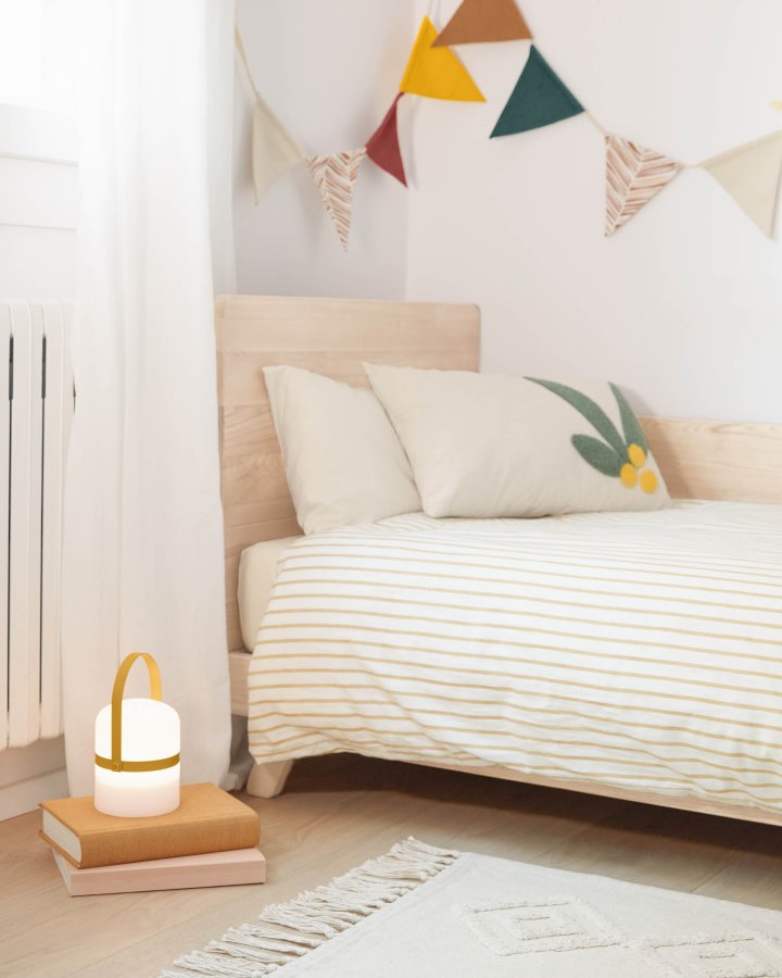 KAVE HOME Janvir oppladbar bordlampe - hvit plast og sennepsgul metall