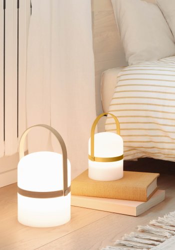 KAVE HOME Janvir oppladbar bordlampe - hvit plast og sennepsgul metall