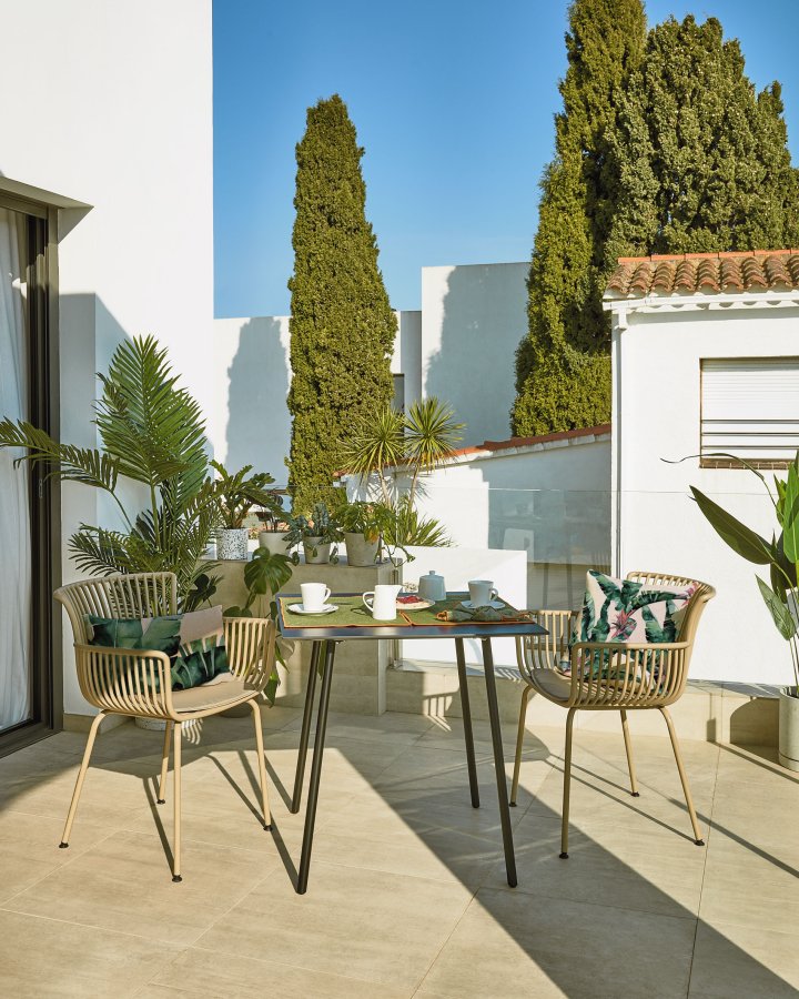 KAVE HOME Surpika hagestol, med armlener og stoffpute - beige polypropylen og metall