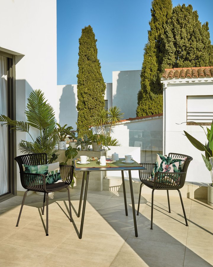 KAVE HOME Surpika hagestol, med armlener og pute - sort plast