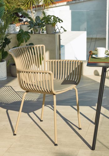 KAVE HOME Surpika hagestol, med armlener og stoffpute - beige polypropylen og metall