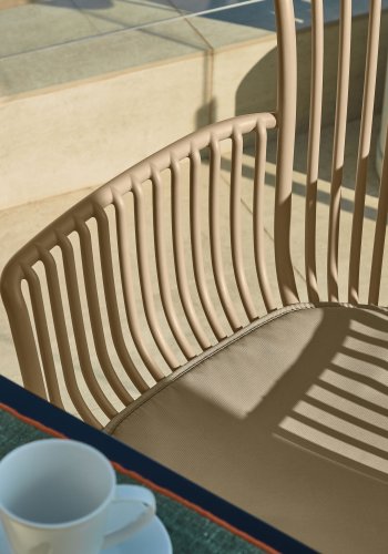 KAVE HOME Surpika hagestol, med armlener og stoffpute - beige polypropylen og metall