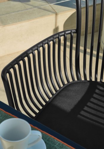 KAVE HOME Surpika hagestol, med armlener og pute - sort plast