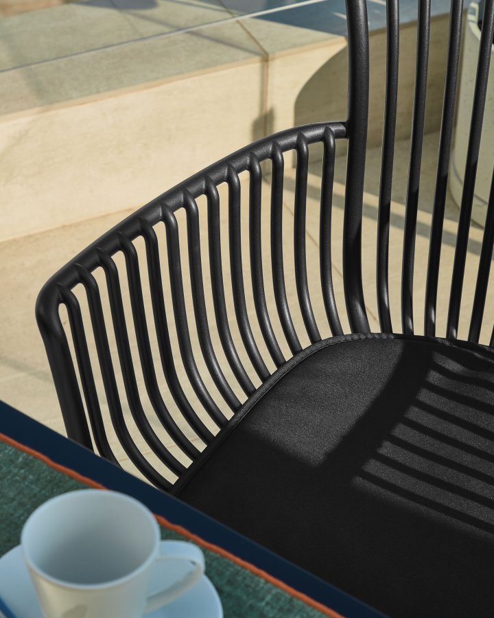 KAVE HOME Surpika hagestol, med armlener og pute - sort plast