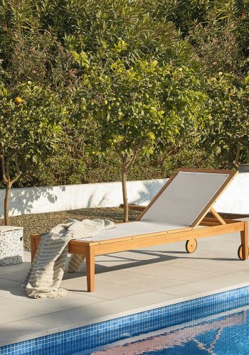 KAVE HOME Caterin fluktstol - solid eukalyptustre og beige nettingstoff