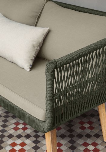 KAVE HOME Inti Gartenset, mit 2-Sitzer-Sofa und 2 Gartenstühlen, mit Kissen – grünes Seil und natürliches Akazienholz 