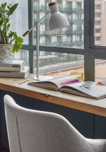 KAVE HOME Tescarle bordlampe i bk og stl med hvit finish