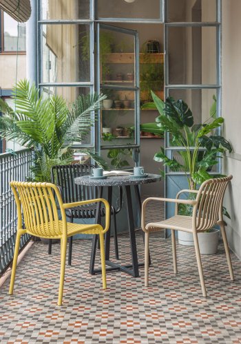 KAVE HOME Isabellini hagestol, med armlener, stablebar - sort plast