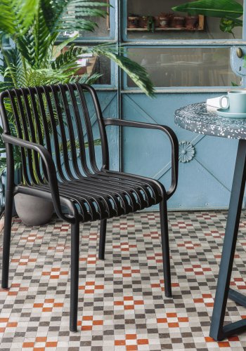 KAVE HOME Isabellini hagestol, med armlener, stablebar - sort plast