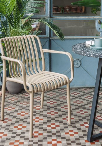 KAVE HOME Isabellini hagestol, med armlener - beige polypropylen