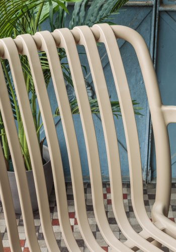 KAVE HOME Isabellini hagestol, med armlener - beige polypropylen