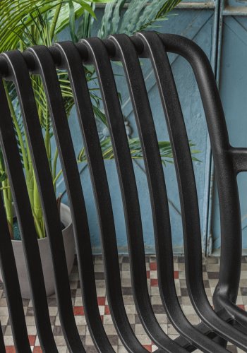 KAVE HOME Isabellini hagestol, med armlener, stablebar - sort plast