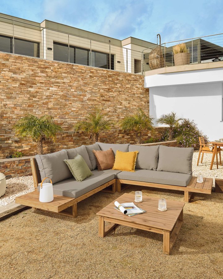 KAVE HOME Flaviina 5-manns hagesofa, med puter og hagebord - beige stoff og naturlig akasietre