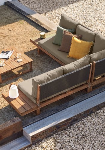 KAVE HOME Flaviina 5-manns hagesofa, med puter og hagebord - beige stoff og naturlig akasietre