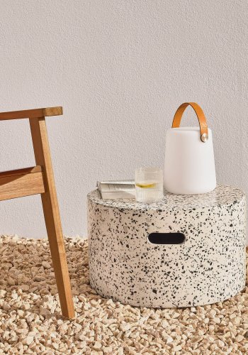 KAVE HOME Dialma bordlampe, trdls - hvit polyetylen og brunt kunstskinn