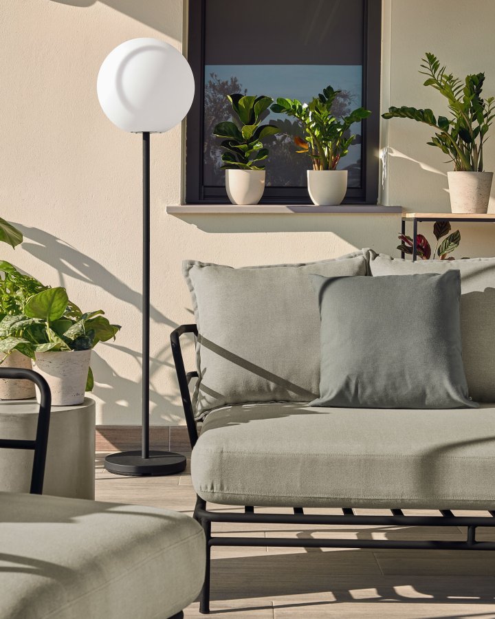 KAVE HOME Mareluz 3-manns hagesofa med puter - grtt stoff og sort stl