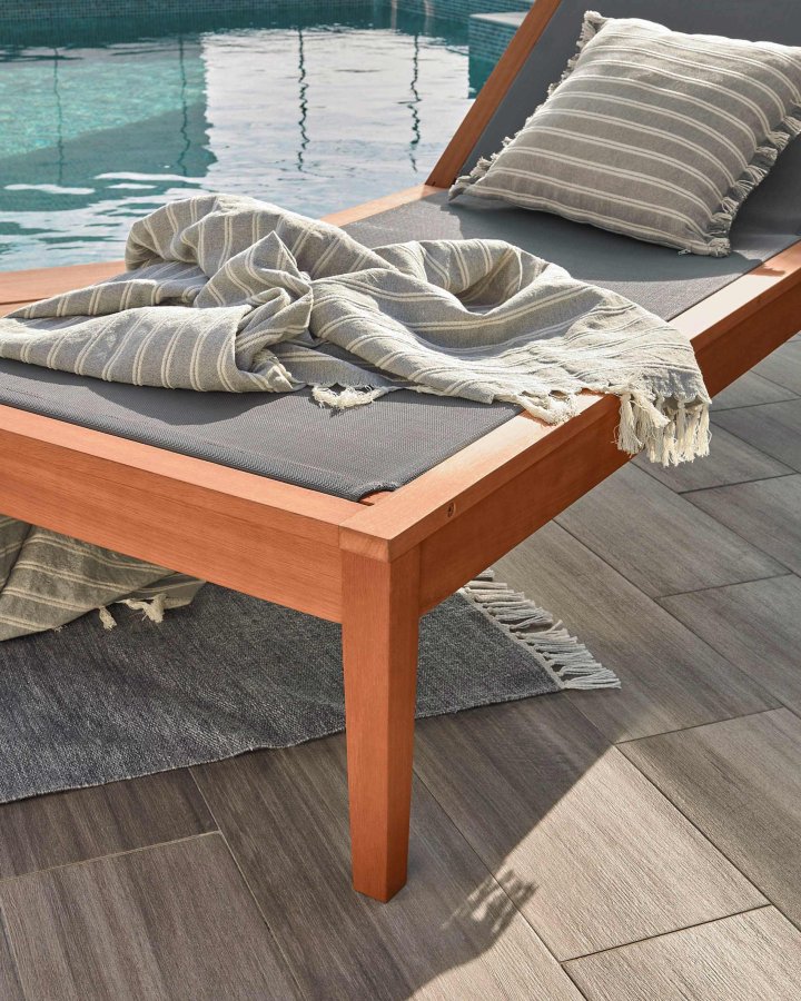 KAVE HOME Caterin fluktstol - grnn tekstilen og naturlig eukalyptustre