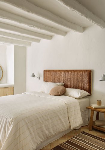 KAVE HOME Natesa sengegavl - naturlig kuskinn og teak (for 160 cm senger)