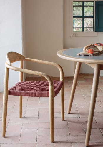 KAVE HOME Glynis spisebordstol, med armlener - terrakotta tau og naturlig eukalyptustre