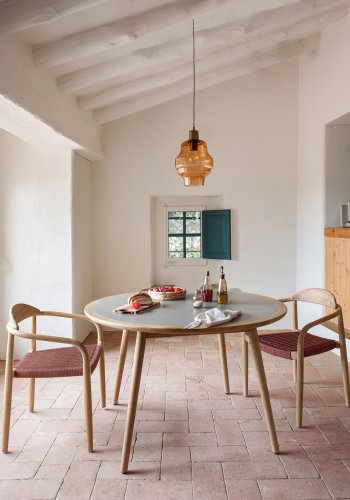 KAVE HOME Glynis spisebordstol, med armlener - terrakotta tau og naturlig eukalyptustre