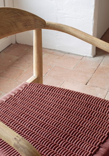 KAVE HOME Glynis spisebordstol, med armlener - terrakotta tau og naturlig eukalyptustre