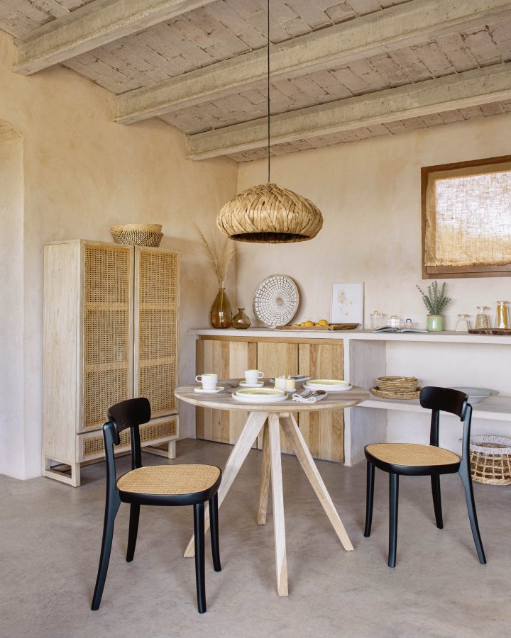 KAVE HOME romersk stol i massiv bk med sort finish, ask finér og rotting