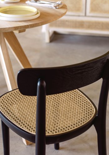 KAVE HOME romersk stol i massiv bk med sort finish, ask finér og rotting