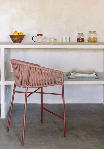 KAVE HOME Yanet hagestol, med armlener og stoffpute - terrakotta tau og stl (H:65)