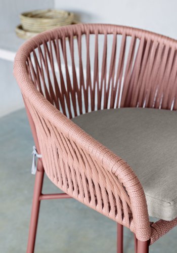 KAVE HOME Yanet hagestol, med armlener og stoffpute - terrakotta tau og stl (H:65)