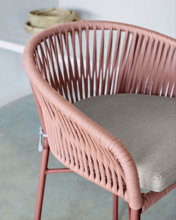 KAVE HOME Yanet hagestol, med armlener og stoffpute - terrakotta tau og stl (H:65)