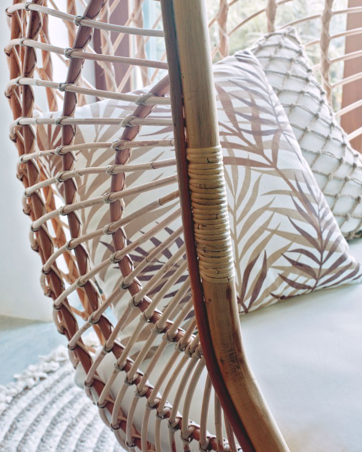 KAVE HOME Ekaterina hengestol, med stoffpute - naturlig rotting