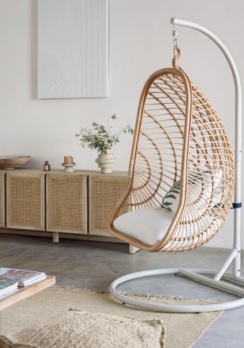 KAVE HOME Ekaterina hengestol, med puter og mrkegr fot - naturlig polyrattan/rotting