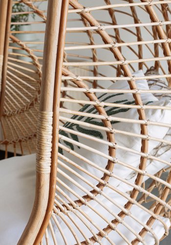 KAVE HOME hengestol, med pute og stativ - naturrotting og lysegr metall