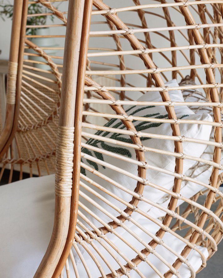 KAVE HOME hengestol, med pute og stativ - naturrotting og lysegr metall