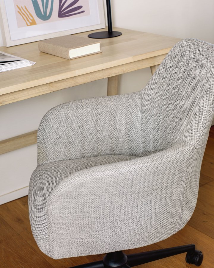 KAVE HOME Madina kontorstol, med armlener - lys gr stoff og polypropylen